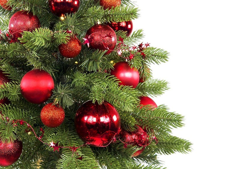 Geschmückter künstlicher Weihnachtsbaum mit Christbaumkugeln und Lichterkette