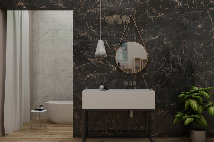 Badezimmer mit Waschbecken, Spiegel und Fliesen in Marmoroptik