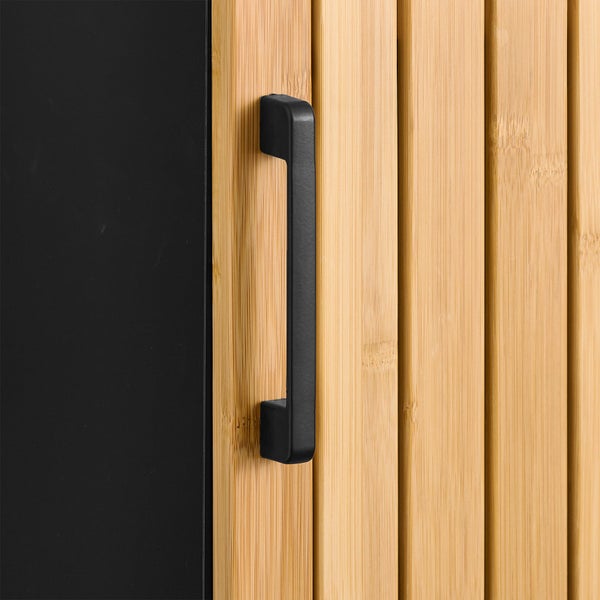 Detailansicht einer Schranktür aus Bambus mit einem schwarzen Griff