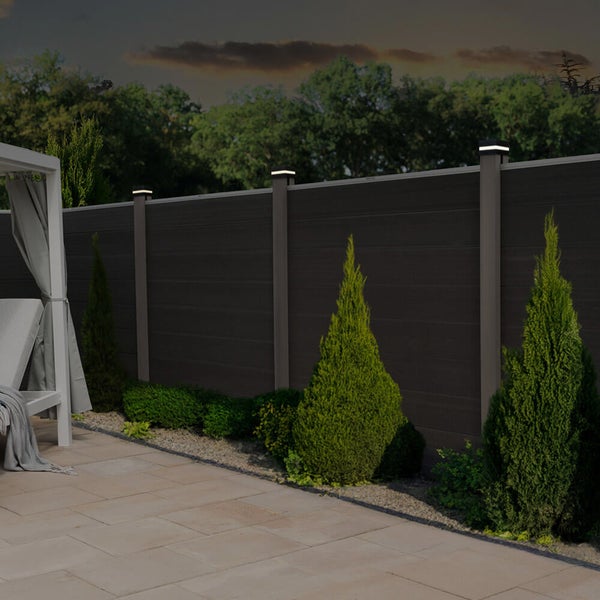 Gartenansicht mit Sichtschutzzaun, Pflanzen und Gartenmöbeln