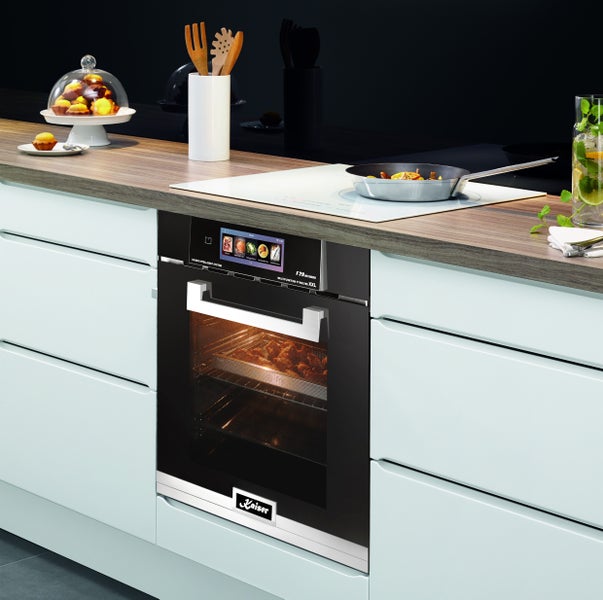 Einbau Backofen Kaiser in moderner Küche mit Touch Display und Holz Arbeitsplatte