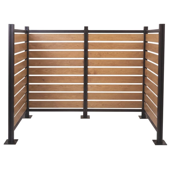 Dreiteiliger Sichtschutz aus hellbraunen Holzlamellen mit einem anthrazitfarbenen Metallrahmen in U-Form für den Garten.