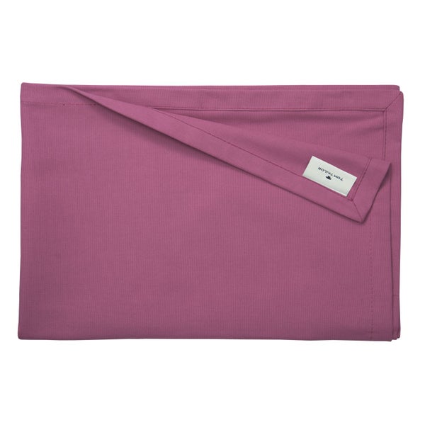 Tom Tailor Logo auf einer Tischdecke