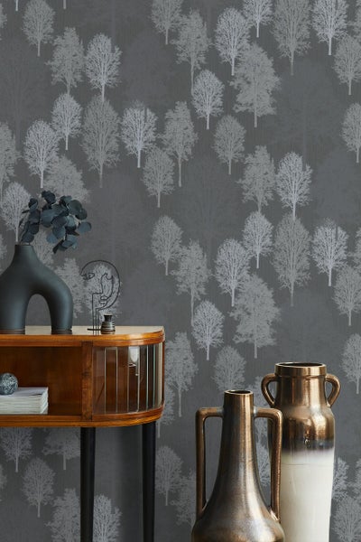 Vliestapete mit Waldmotiv und Bäumen in einem elegant eingerichteten Wohnzimmer mit Retro Kommode und dekorativen Vasen.