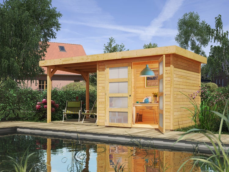Modernes Gartenhaus aus Holz mit Flachdach, seitlichem Anbaudach und Doppeltür auf einer Holzterrasse an einem Schwimmteich.