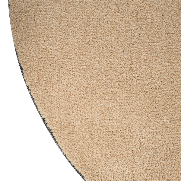Runder beige Teppich mit weicher Hochflor-Struktur.