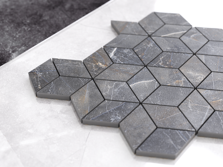 Dunkelgraue Mosaikfliese mit Rautenmuster und Marmor-Optik aus Feinsteinzeug.
