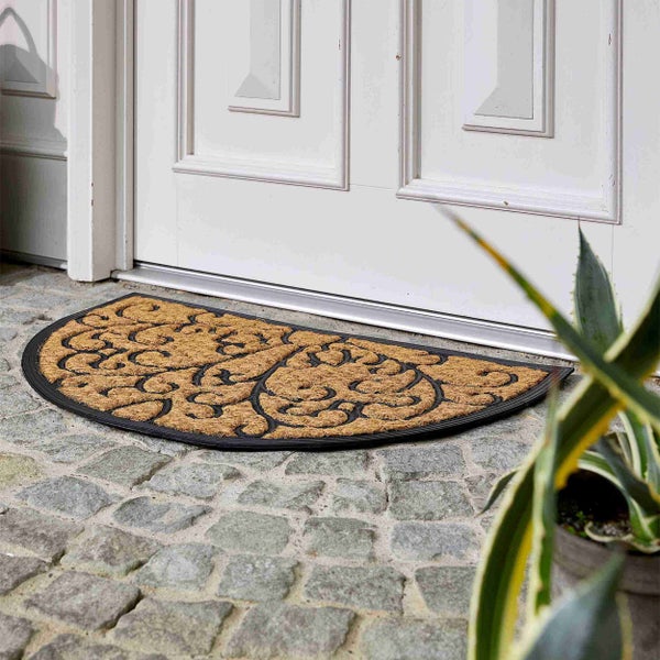 Halbmondförmige Fußmatte aus Kokosfaser mit Ornamentmuster vor einer Haustür