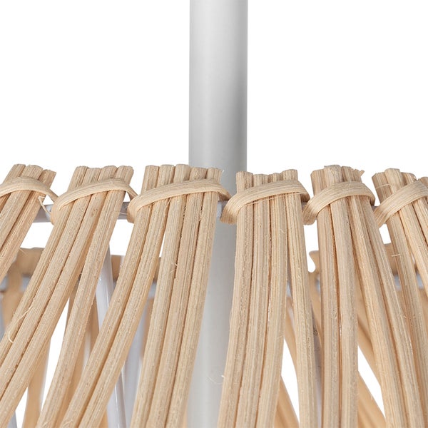 Detail einer Hängelampe mit Bambusstreifen und weißer Aufhängung