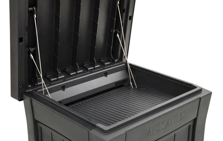 Geöffnete Paketbox aus Kunststoff mit Halteseilen für den Deckel und geripptem Boden.