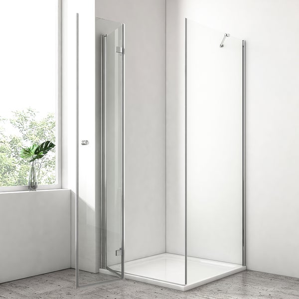Moderne Eck-Duschkabine mit Klarglas, verchromten Profilen und Falttür auf einer weißen Duschwanne in einem hellen Badezimmer.