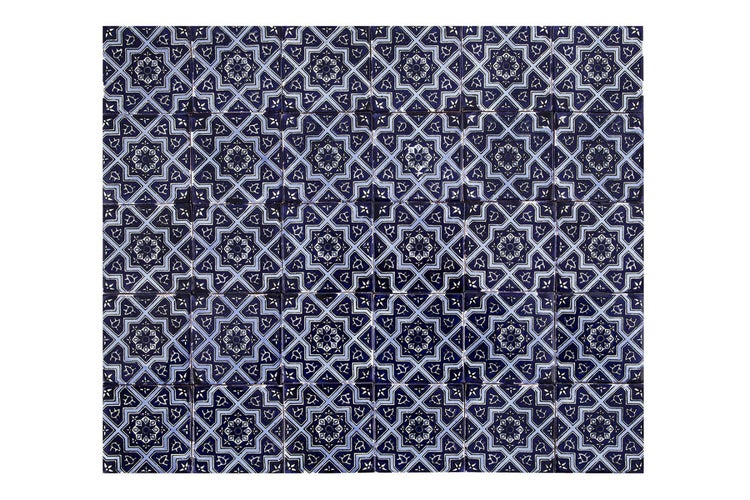 Fliesenwand mit blauem geometrischem Muster