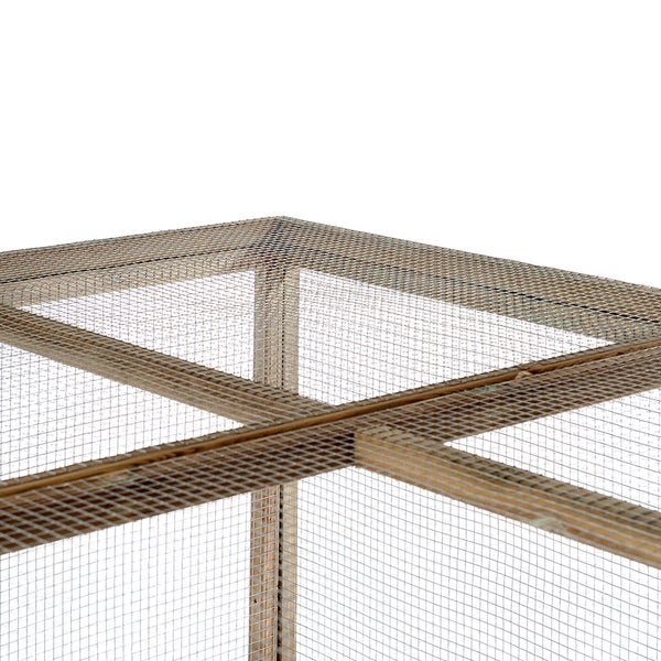 Detailansicht eines Vogelkäfigs mit Holzrahmen und Drahtgeflecht