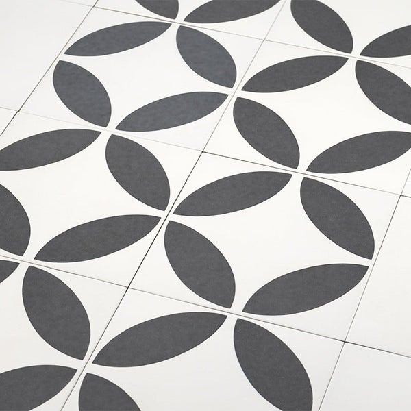 Quadratische Bodenfliese mit geometrischem Blumenmuster für Innenbereich.