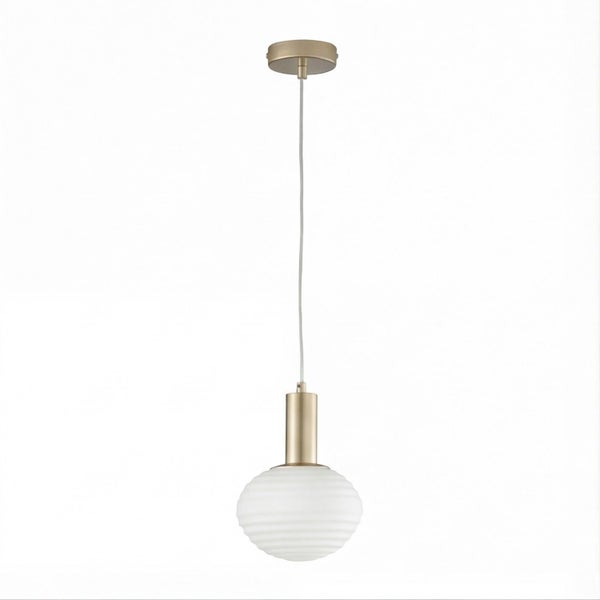 Pendelleuchte aus messingfarbenem Metall mit einem ovalen, gerippten Lampenschirm aus weißem Glas.