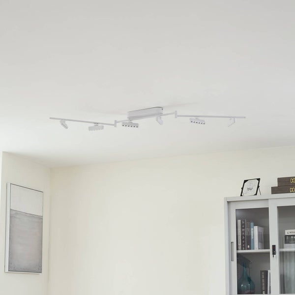 Moderne weiße Deckenleuchte mit sechs verstellbaren Strahlern in einem hellen, minimalistischen Raum.