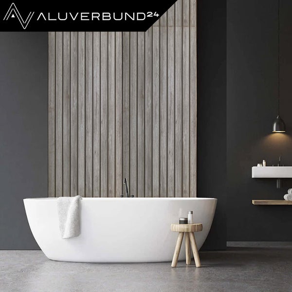 Modernes Badezimmer mit freistehender Badewanne, Holzvertäfelung und minimalistischer Einrichtung
