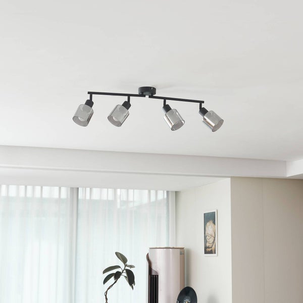 Deckenleuchte mit vier Strahlern aus Metall und Glas in einem hellen Raum