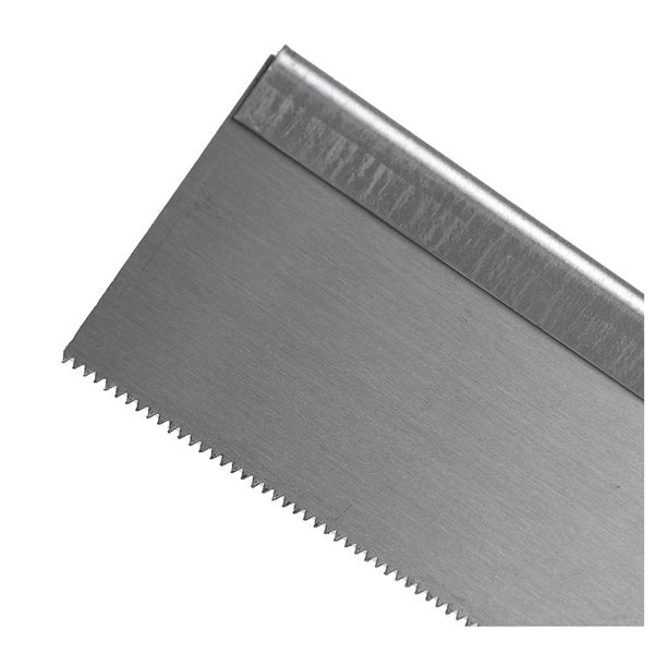 Sägeblatt einer Feinsäge aus Metall mit verstärktem Rücken und feiner Zahnung.