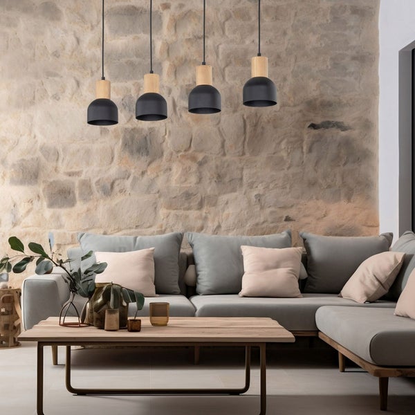 Wohnzimmer mit Sofa, Tisch und drei Pendelleuchten vor einer Steinwand