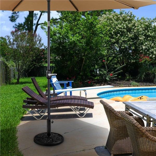 Szene mit Sonnenschirm, Pool und Gartenmöbeln für den Außenbereich.