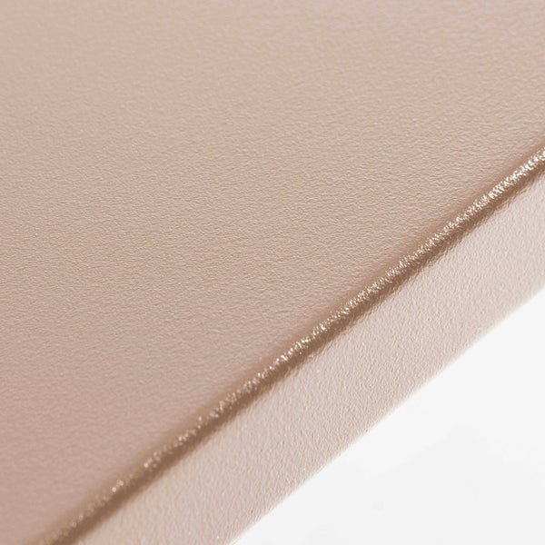 Nahaufnahme einer fein strukturierten, beigen Oberfläche mit feiner Körnung.