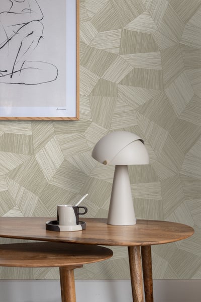 Tapete mit geometrischem Muster an einer Wand