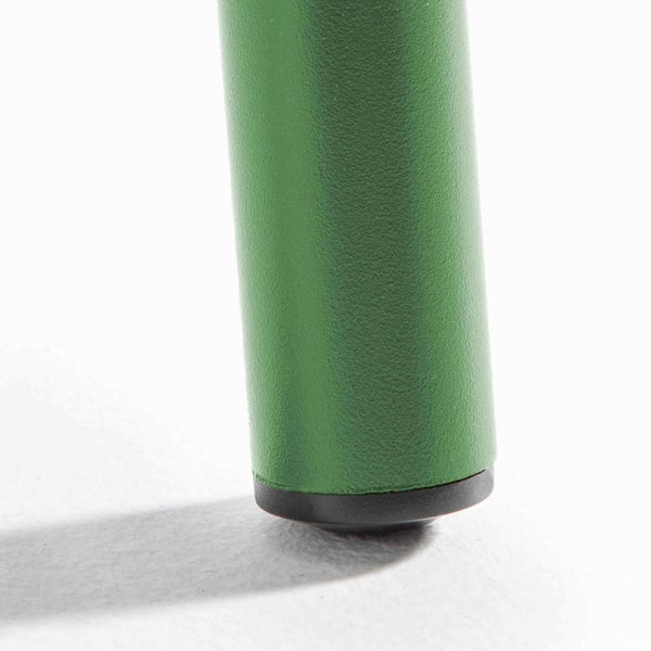 Detailaufnahme eines grünen Möbelbeins mit schwarzem Bodenschoner.
