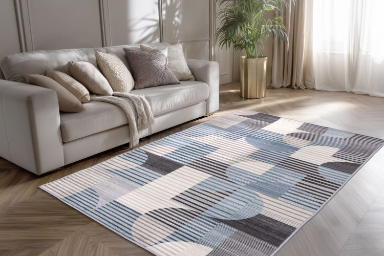Moderner Wohnzimmerteppich mit geometrischem Kreis und Streifenmuster vor einem Sofa in einem hellen, elegant eingerichteten Wohnbereich.