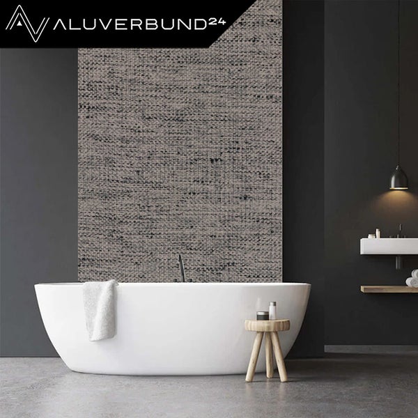 Moderne Badezimmerwandverkleidung mit textiler Optik hinter einer freistehenden Badewanne und Aluverbund24 Logo