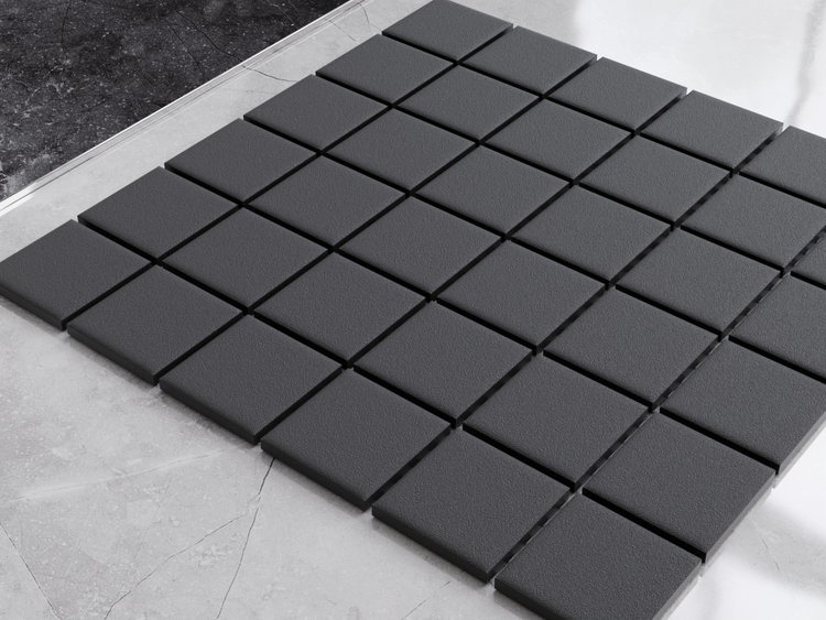 Quadratische Mosaikfliesen in Dunkelgrau mit matter, strukturierter Oberfläche.