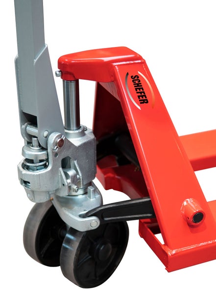Detailansicht eines roten Gabelhubwagens mit Scheffer Logo