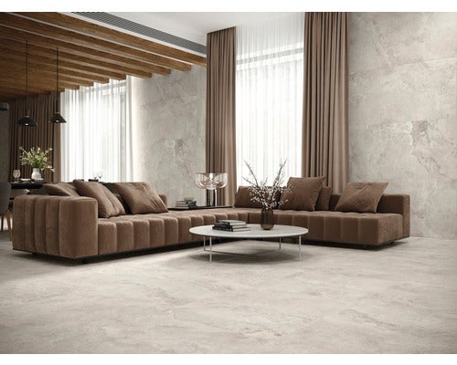 Heller Wohnraum mit Sofa, Couchtisch und Bodenfliesen in Marmoroptik