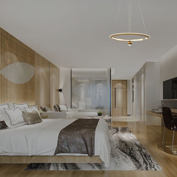 Helles Schlafzimmer mit Bett, Teppich und Pendelleuchte