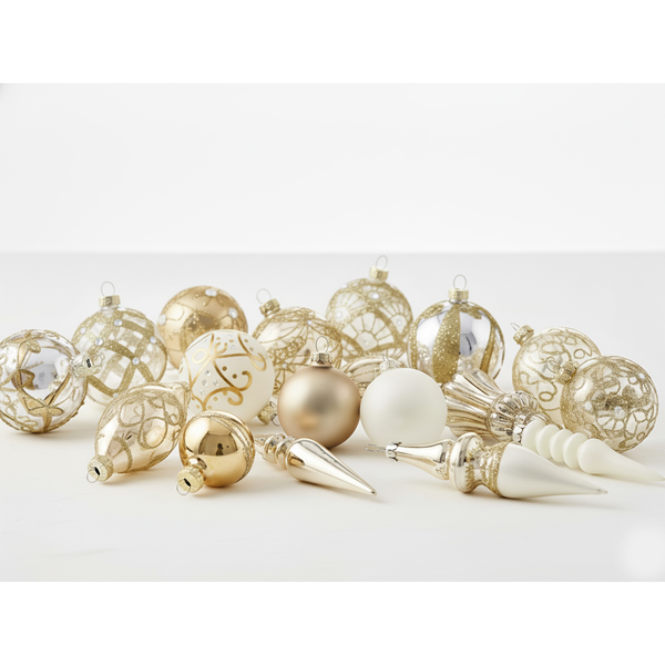 Dekorative Christbaumkugeln und -spitzen für festliche Weihnachtsdekoration