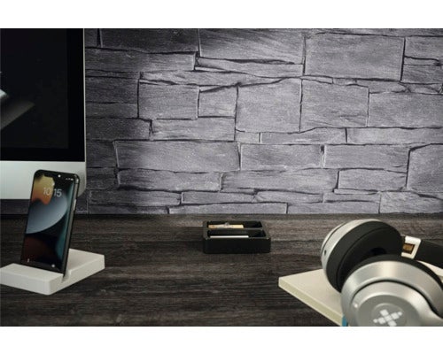 Wandverblender in Steinoptik an einer Wand in einem organisierten Arbeitszimmer mit Schreibtisch und Computer.