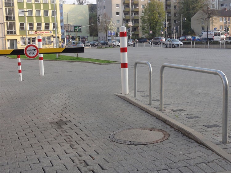Schake Stahlrohrpoller herausnehmbaraus Stahlrohr verzinkt Ø152x3,2mm weiß beschichtet mit rot reflektierenden Leuchtstreifen Dreikantverschluss 1500mm Gesamtlänge