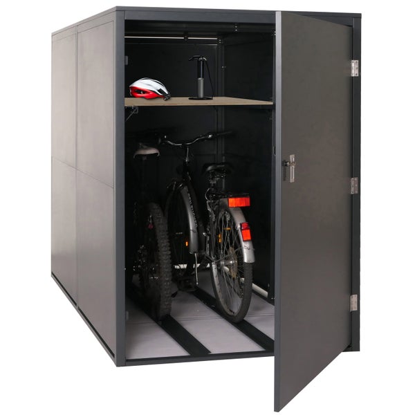 Fahrradgarage mit zwei Fahrrädern, Fahrradhelm und Luftpumpe