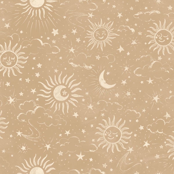 Tapetenmuster mit handgezeichneten Sonnen, Monden, Sternen und Wolken in einem Himmelsmotiv.
