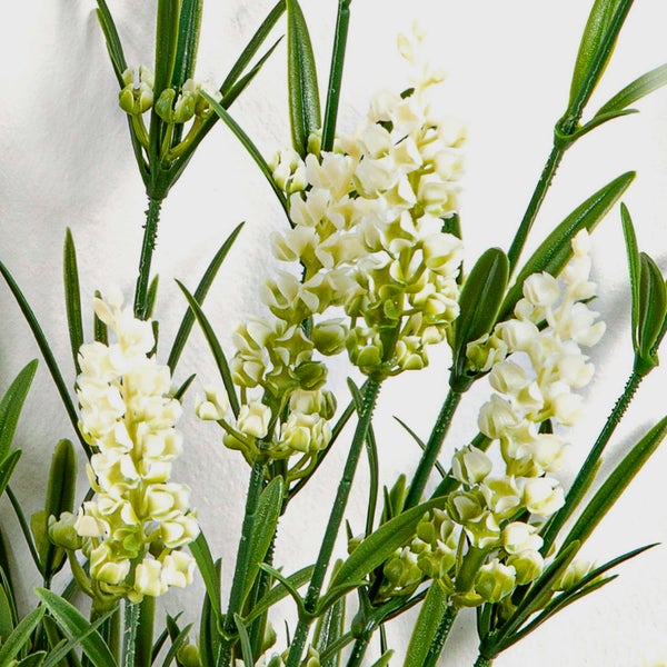 Künstlicher Lavendel mit weißen Blüten und grünen Blättern.