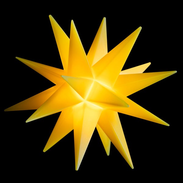 Deckenleuchte im Innenraum mit halbkugelförmigem Schirm