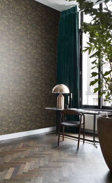 Vliestapete mit abstraktem Zebramuster in einem modern eingerichteten Zimmer mit Parkettboden, Schreibtisch und grünem Vorhang.