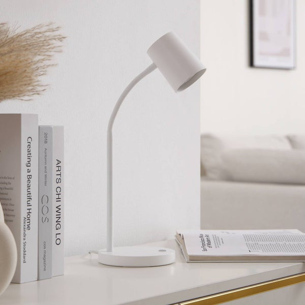 Tischleuchte aus Metall auf einem Nachttisch mit Büchern