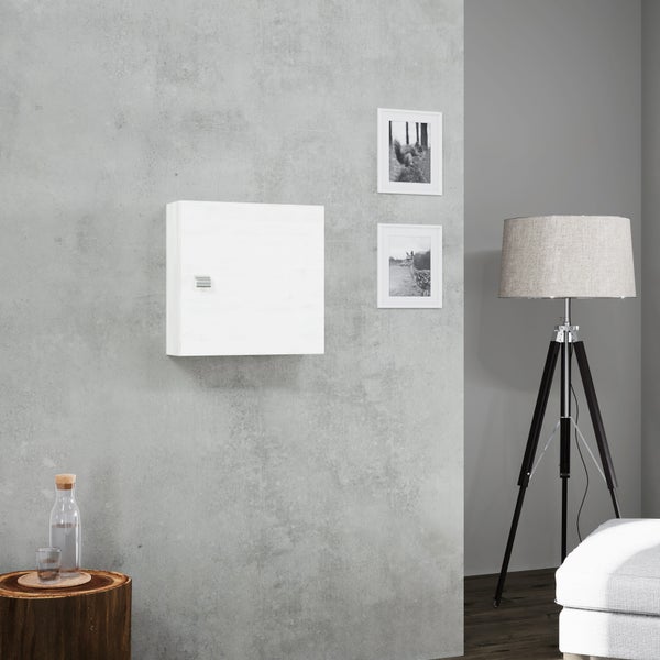 Wohnraum mit Unterputzverteiler, Stehlampe und Dekoration