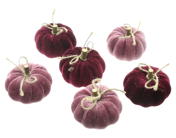 Set aus sechs dekorativen Kürbissen aus Samtstoff mit Juteschnur für die Herbstdekoration.