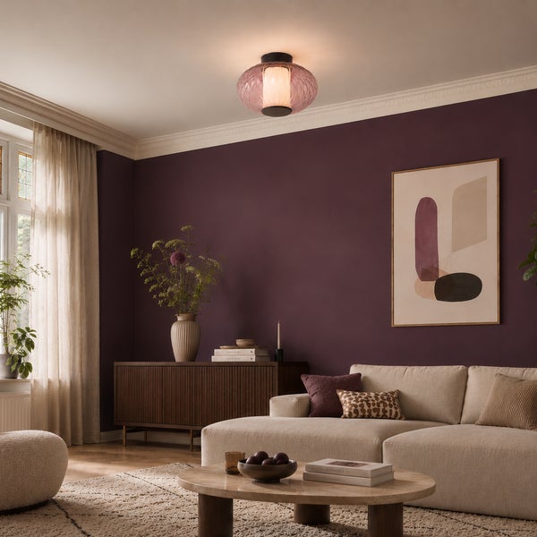 Moderne lila Deckenleuchte aus Glas im stilvoll eingerichteten Wohnzimmer mit beigem Sofa.