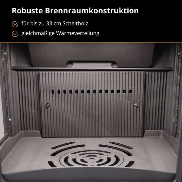 Innenansicht einer robusten Brennraumkonstruktion für Kaminöfen, geeignet für Scheitholz bis 33 Zentimeter, mit gleichmäßiger Wärmeverteilung.