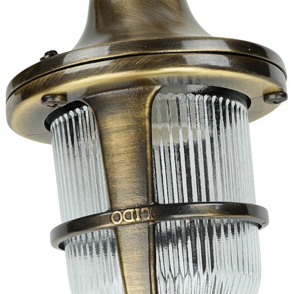 Detailaufnahme einer Wandleuchte mit Glasschirm und bronzefarbenem Metallelement.