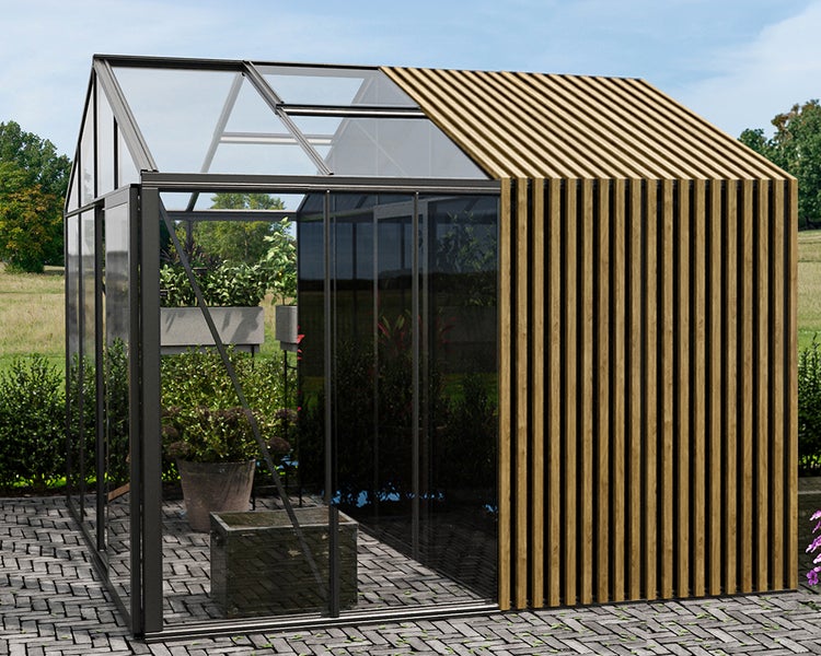Modernes Gewächshaus mit Glaselementen und einer Seitenwand sowie Dachhälfte aus Holzlatten auf einer gepflasterten Fläche.