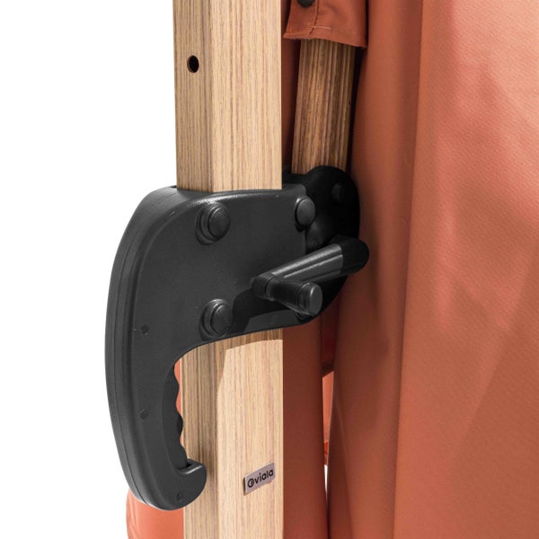 Detailansicht der schwarzen Kurbel und des Griffs an einem Sonnenschirmmast aus Holz mit terracottafarbenem Stoff und Oviala Logo.